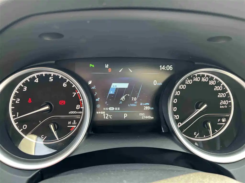 Toyota Camry 2023 — фото 10