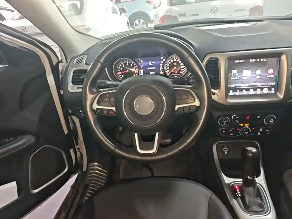 Jeep Compass 2018 — фото 11