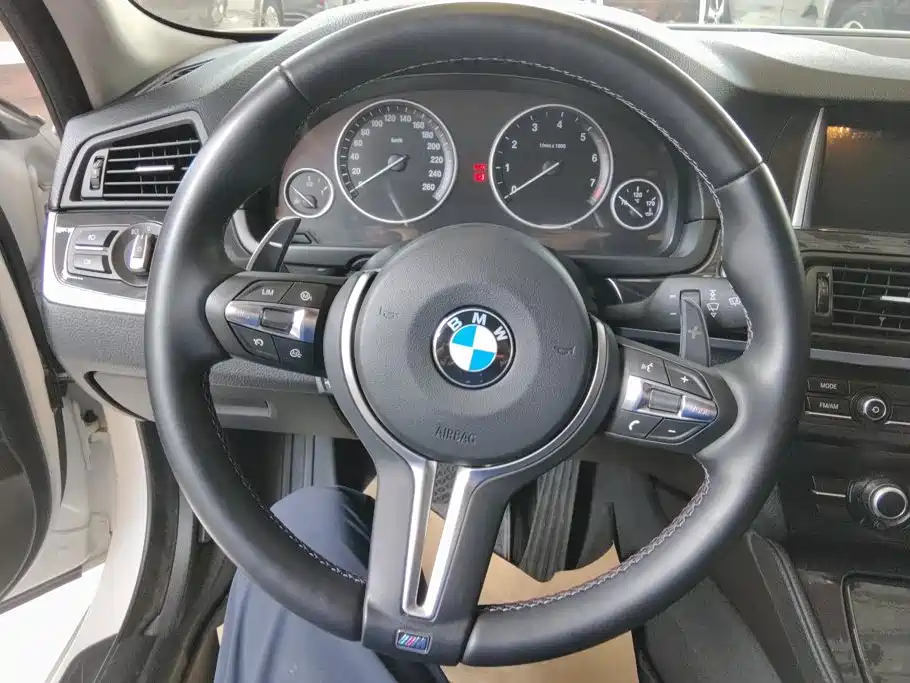BMW 5 Series 2017 — фото 15