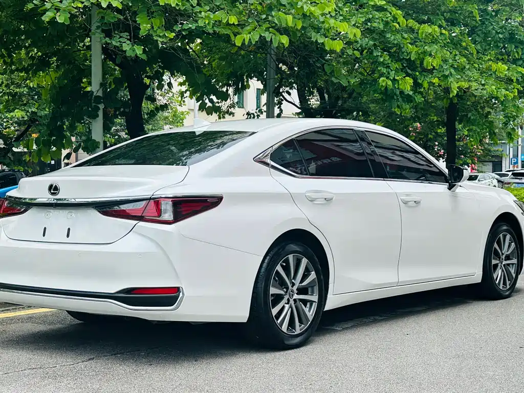Lexus ES 2021