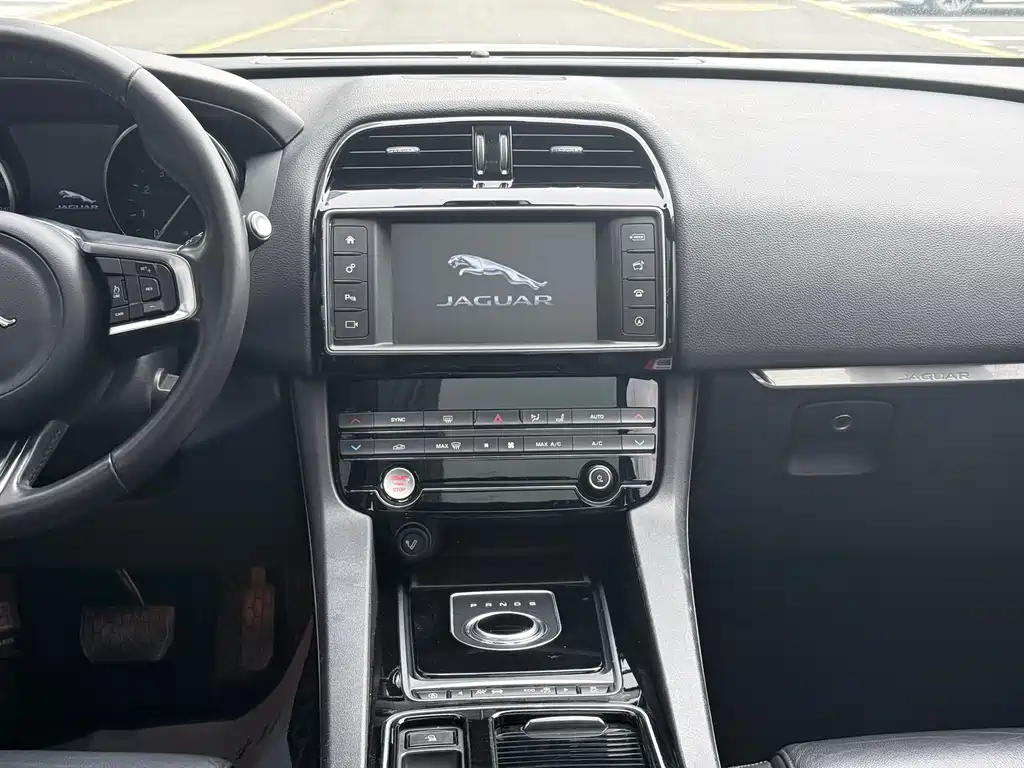 Jaguar F-PACE 2018 — фото 9