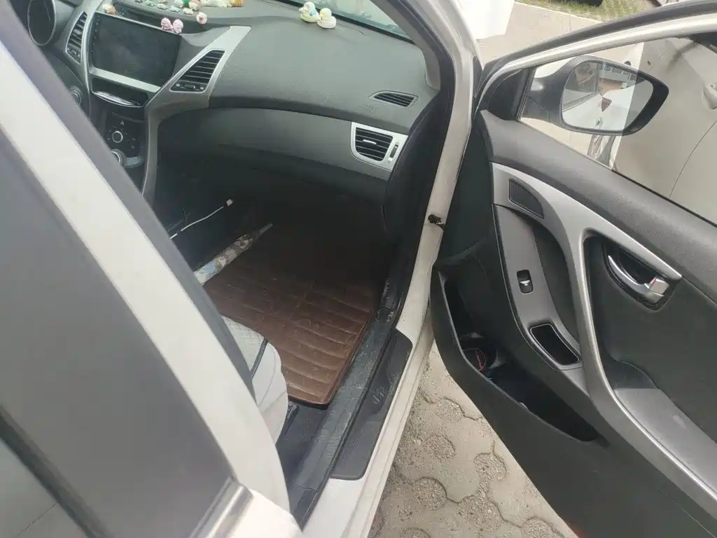 Hyundai Elantra 2015 — фото 21