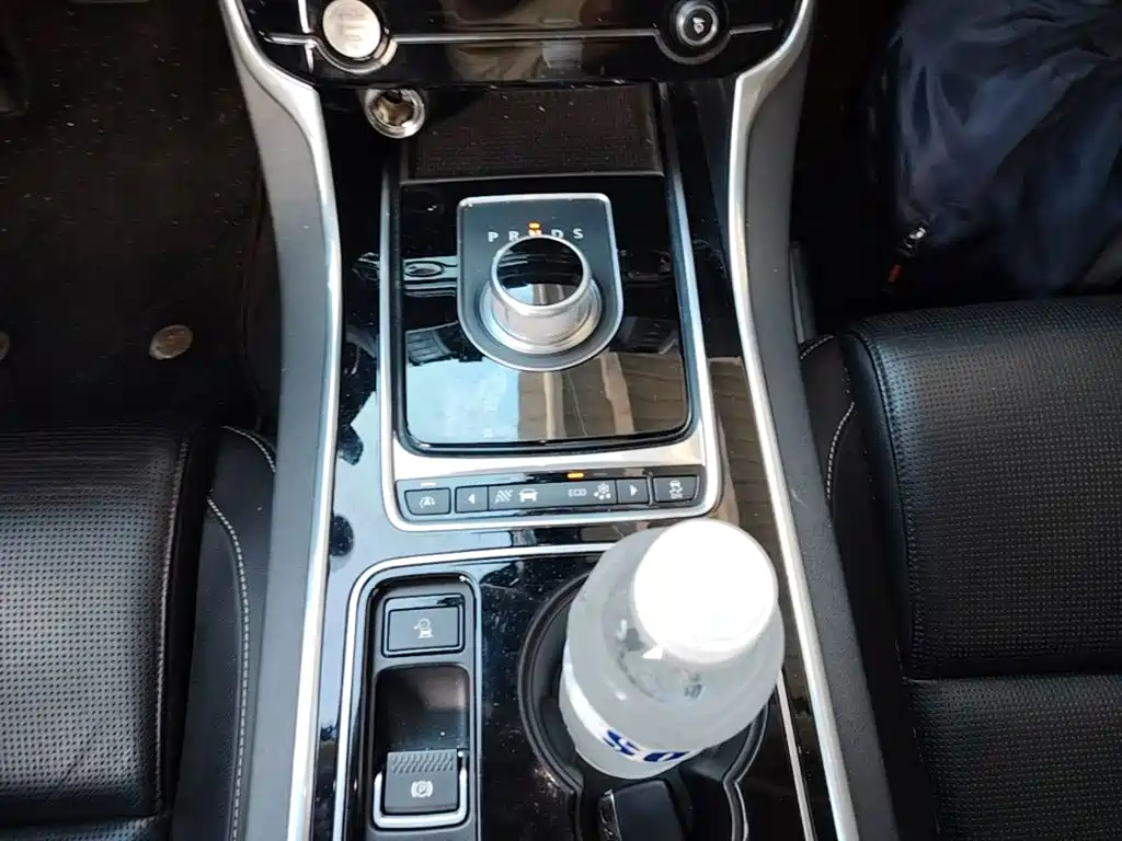 Jaguar XE 2015 — фото 14