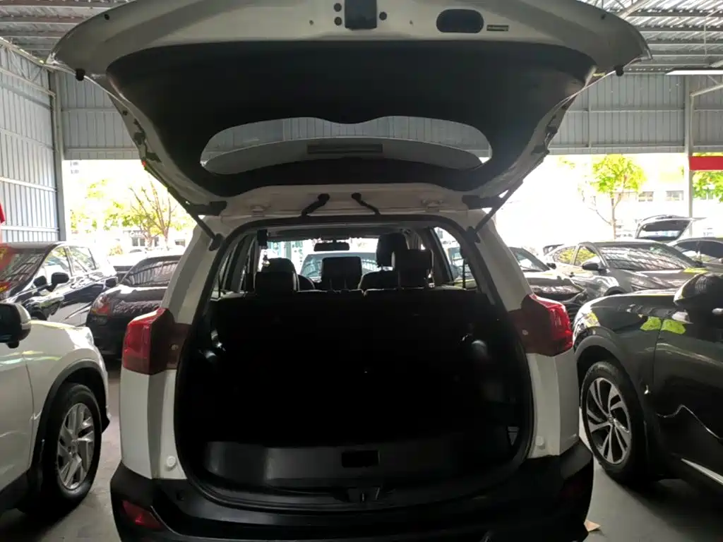 Toyota RAV4 2015 — фото 19