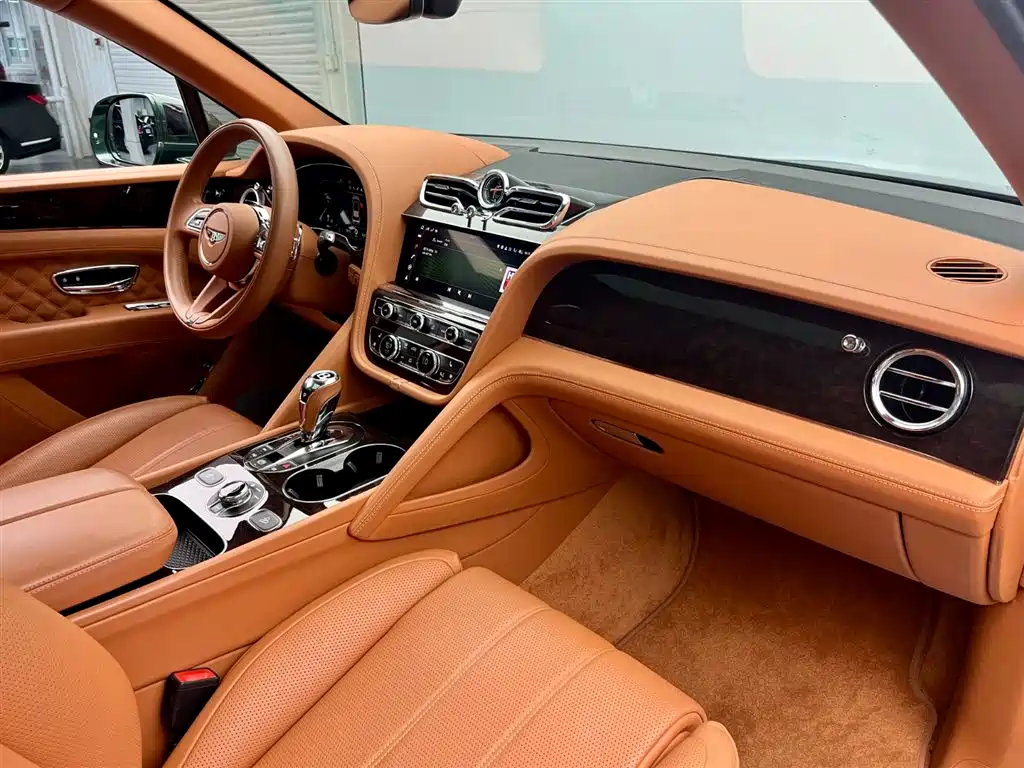 Bentley Bentayga 2021 — фото 16