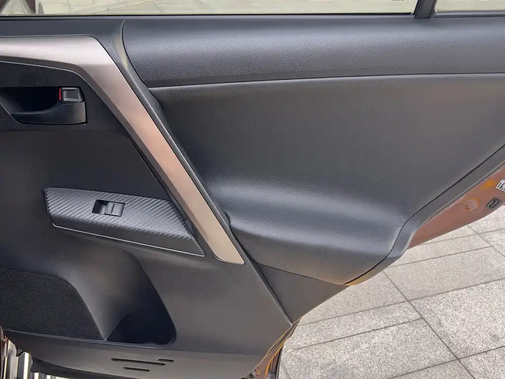 Toyota RAV4 2015 — фото 15