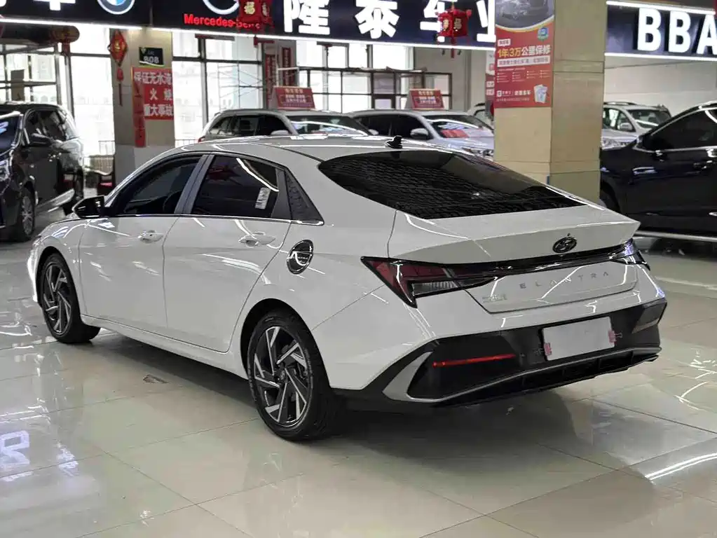 Hyundai Elantra 2023 — фото 8