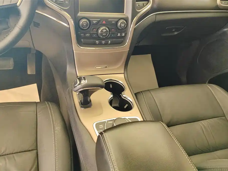 Jeep Grand Cherokee 2014 — фото 16