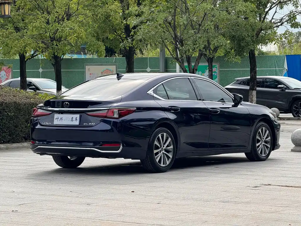 Lexus ES 2019 — фото 16