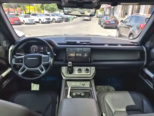 Land Rover Defender 2024