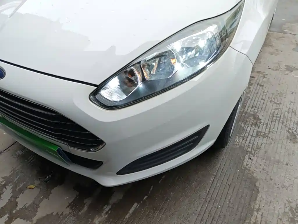 Ford Fiesta 2015 — фото 24