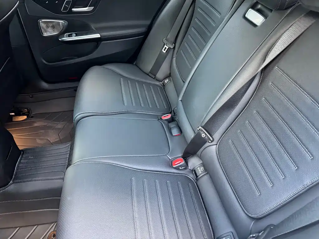 Mercedes-Benz C-Class 2024 — фото 10
