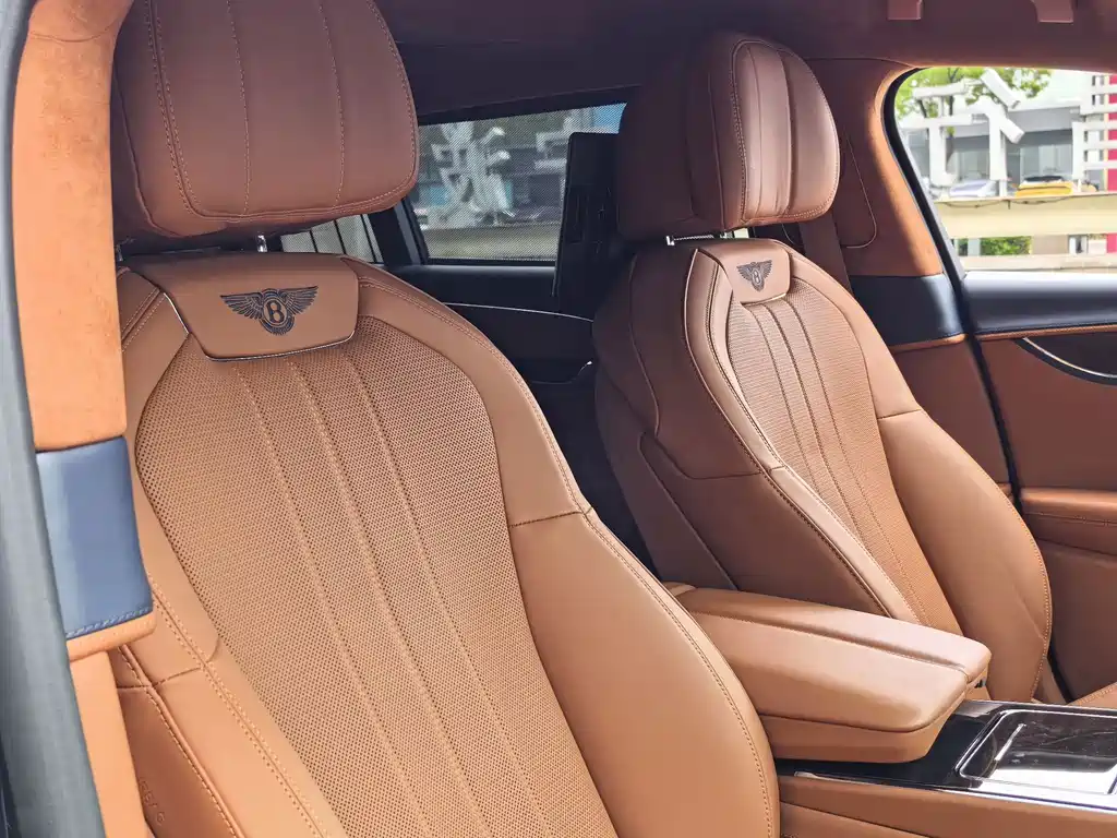 Bentley Flying Spur Plug-In Hybrid 2022 — фото 11