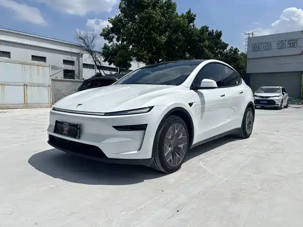 Tesla Model Y L 2026