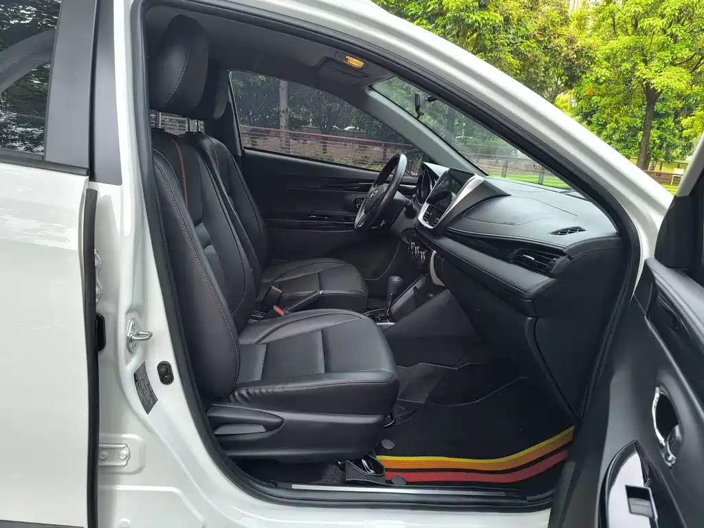 Toyota Yaris L 2023 — фото 12