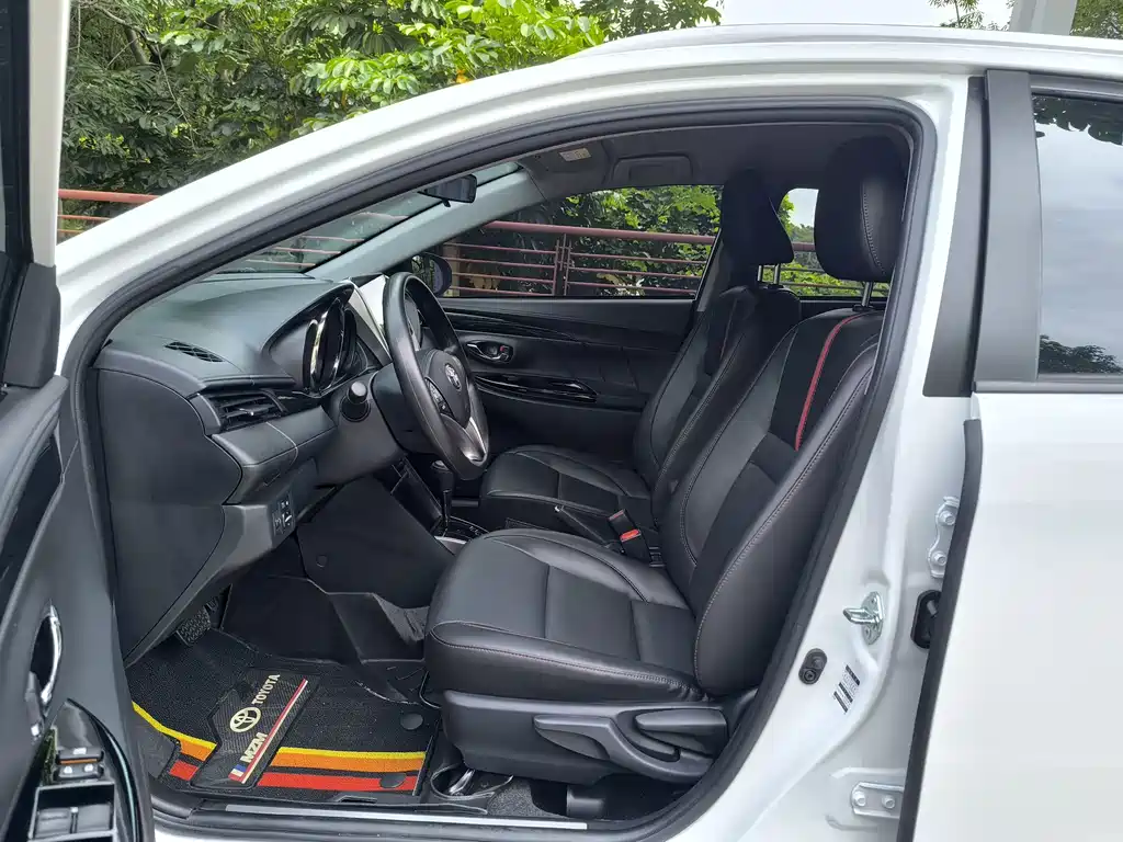Toyota Yaris L 2023 — фото 10
