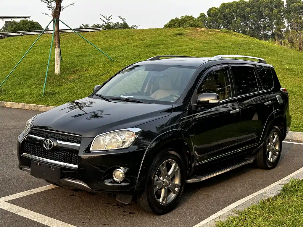 Toyota RAV4 2012 — фото 1