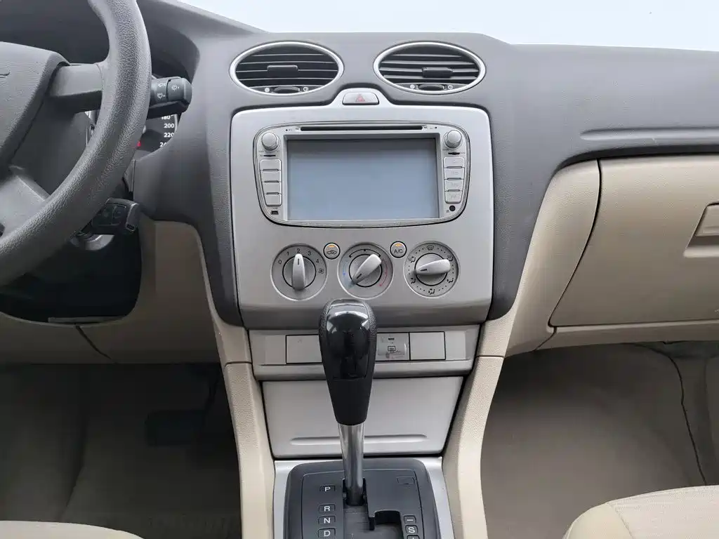 Ford Focus 2014 — фото 12