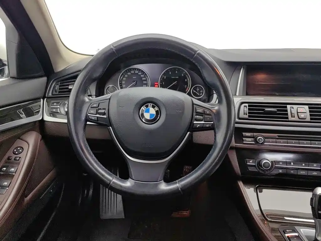 BMW 5 Series 2014 — фото 11