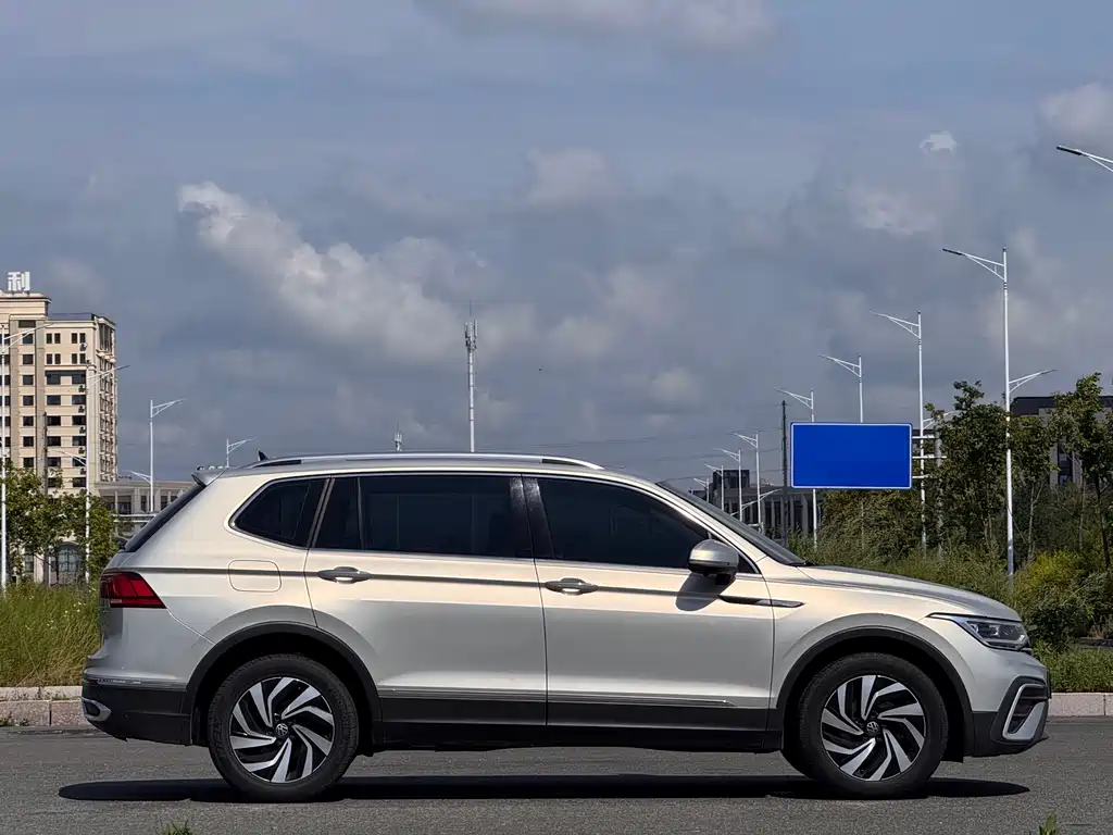 Volkswagen Tiguan L 2023 — фото 9