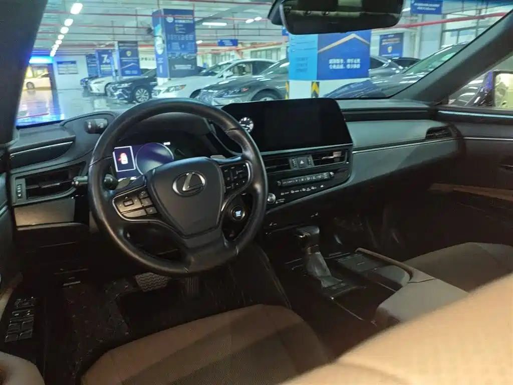 Lexus ES 2022