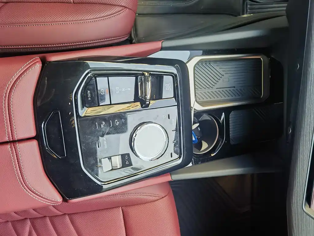 BMW 5 Series 2025 — фото 10