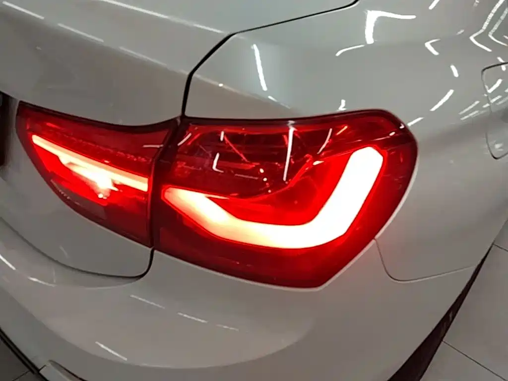 BMW 1 Series 2018 — фото 8