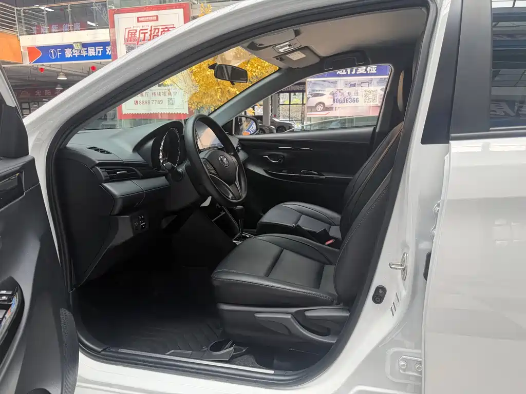 Toyota Yaris L 2022 — фото 9