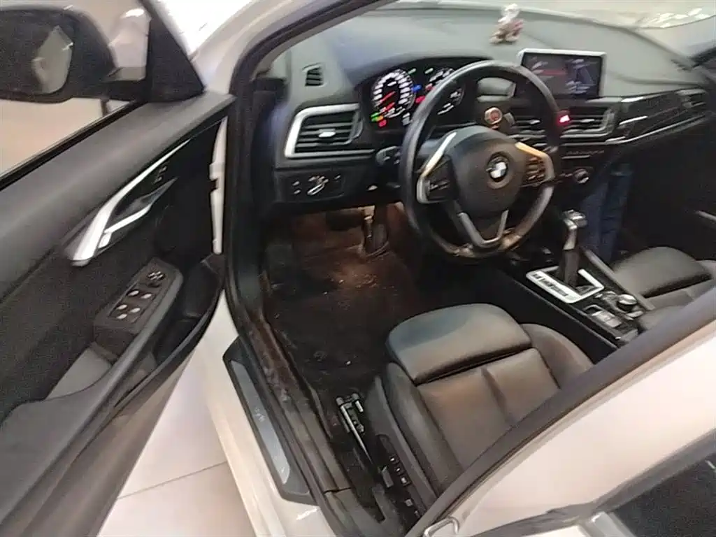 BMW 1 Series 2018 — фото 16