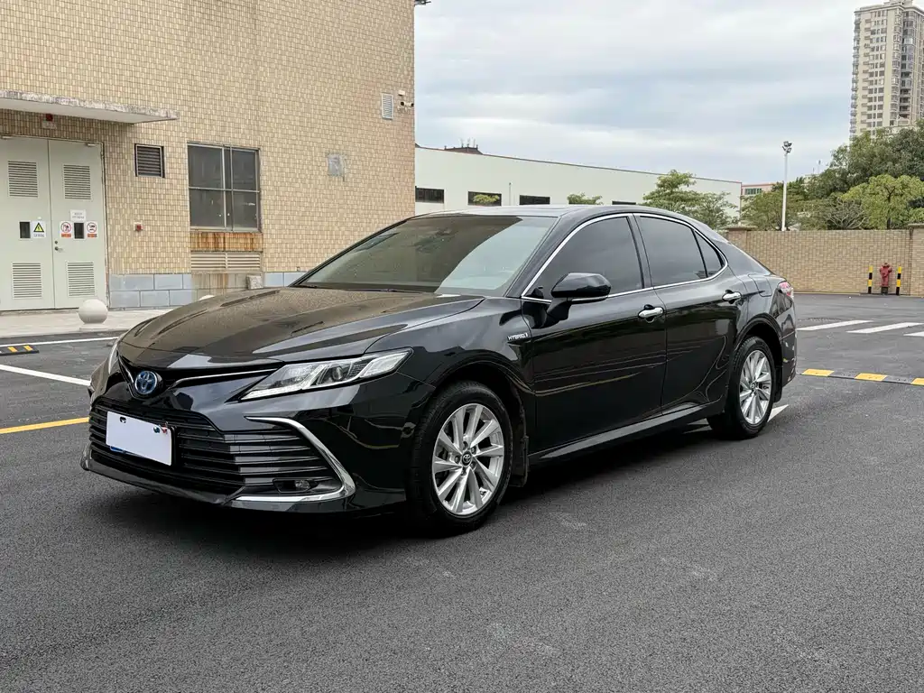 Toyota Camry 2023 — фото 1