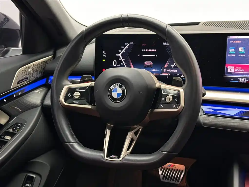 BMW 5 Series 2025 — фото 12