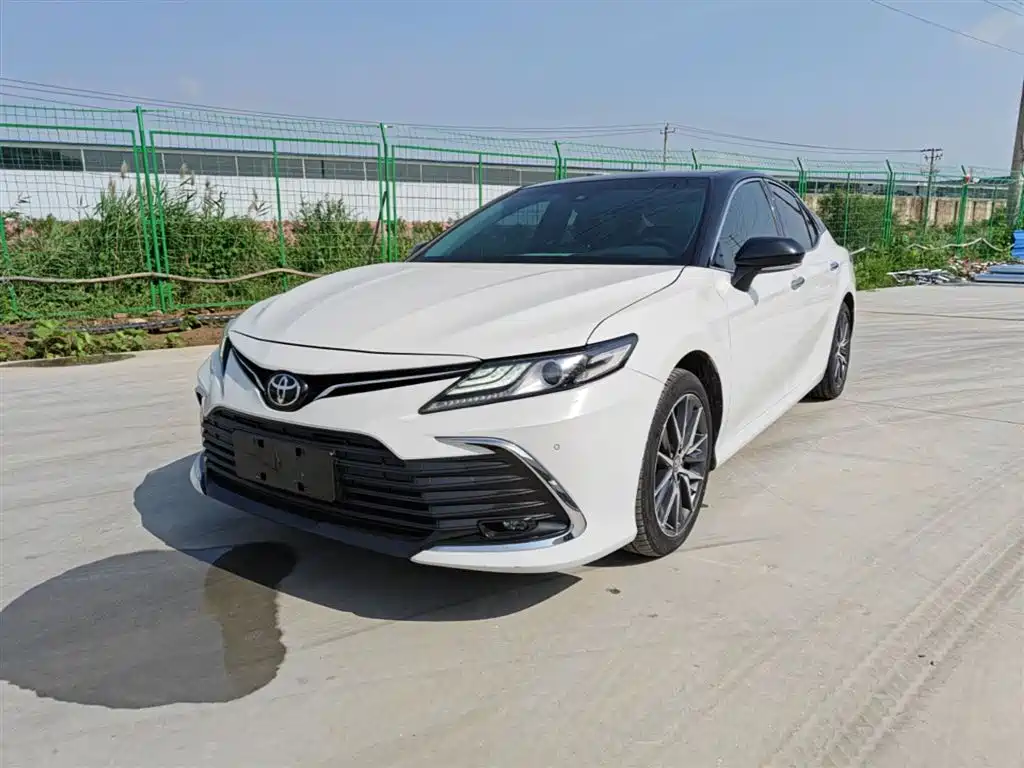 Toyota Camry 2022 — фото 1
