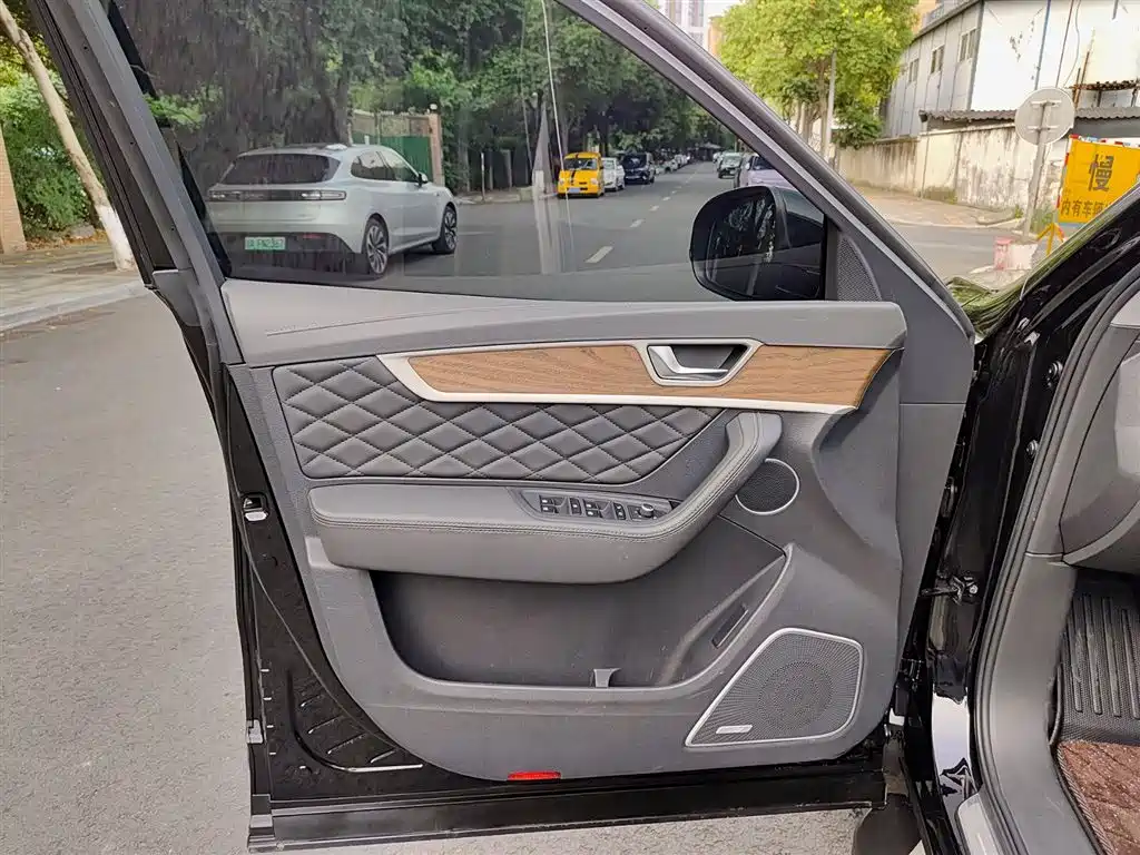 Hongqi HS7 2022
