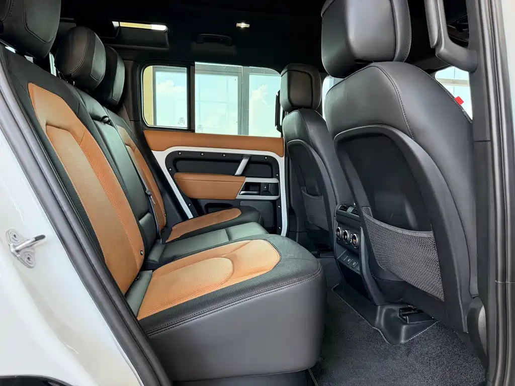Land Rover Defender 2023 — фото 10