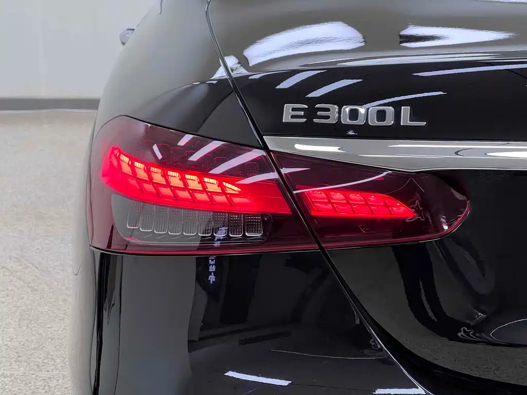 Mercedes-Benz E-Class 2023 — фото 11