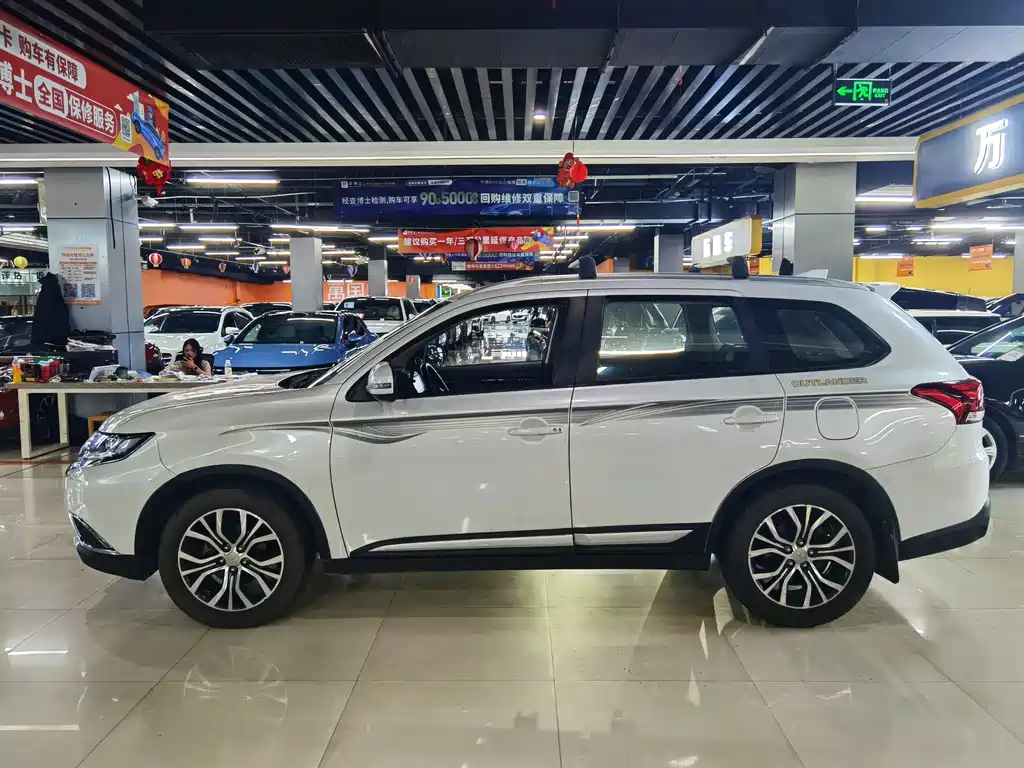 Mitsubishi Outlander 2018 — фото 3