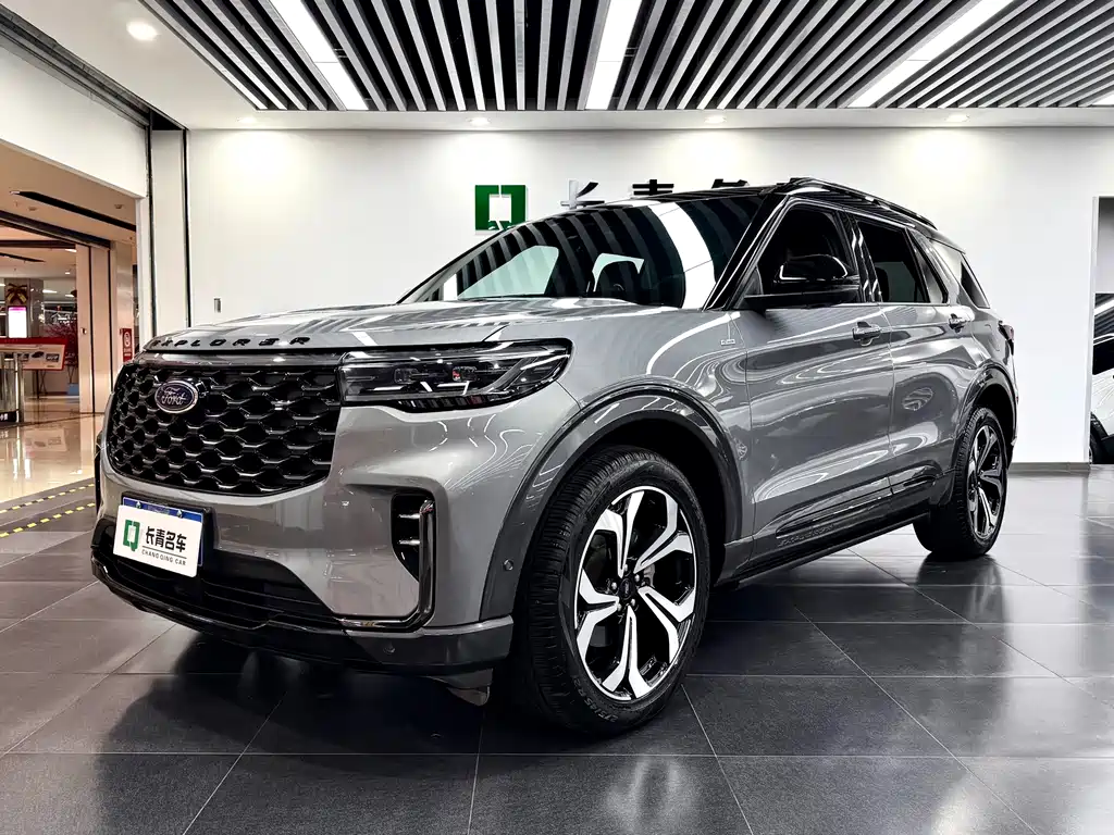Ford Explorer 2023 — фото 1