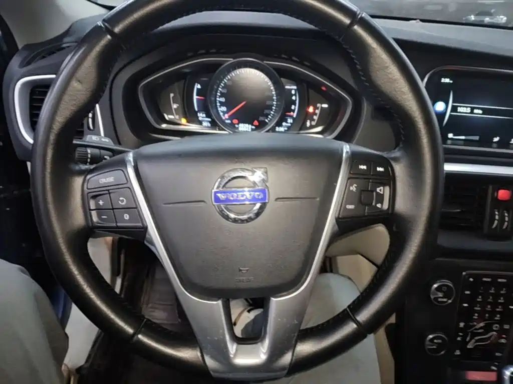 Volvo V40 2016 — фото 11