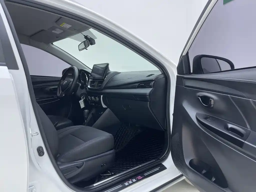 Toyota Yaris L 2023 — фото 9