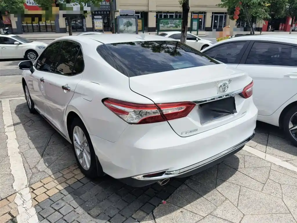Toyota Camry 2023 — фото 8