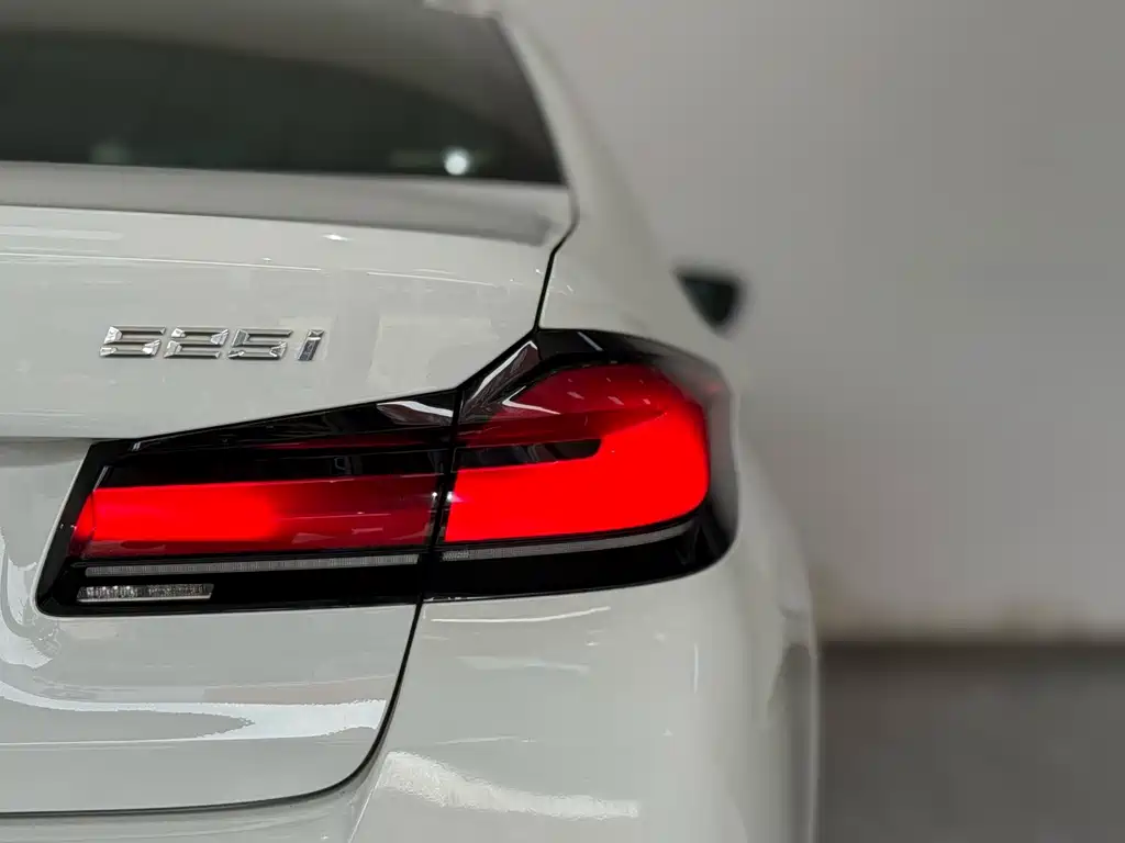 BMW 5 Series 2021 — фото 16