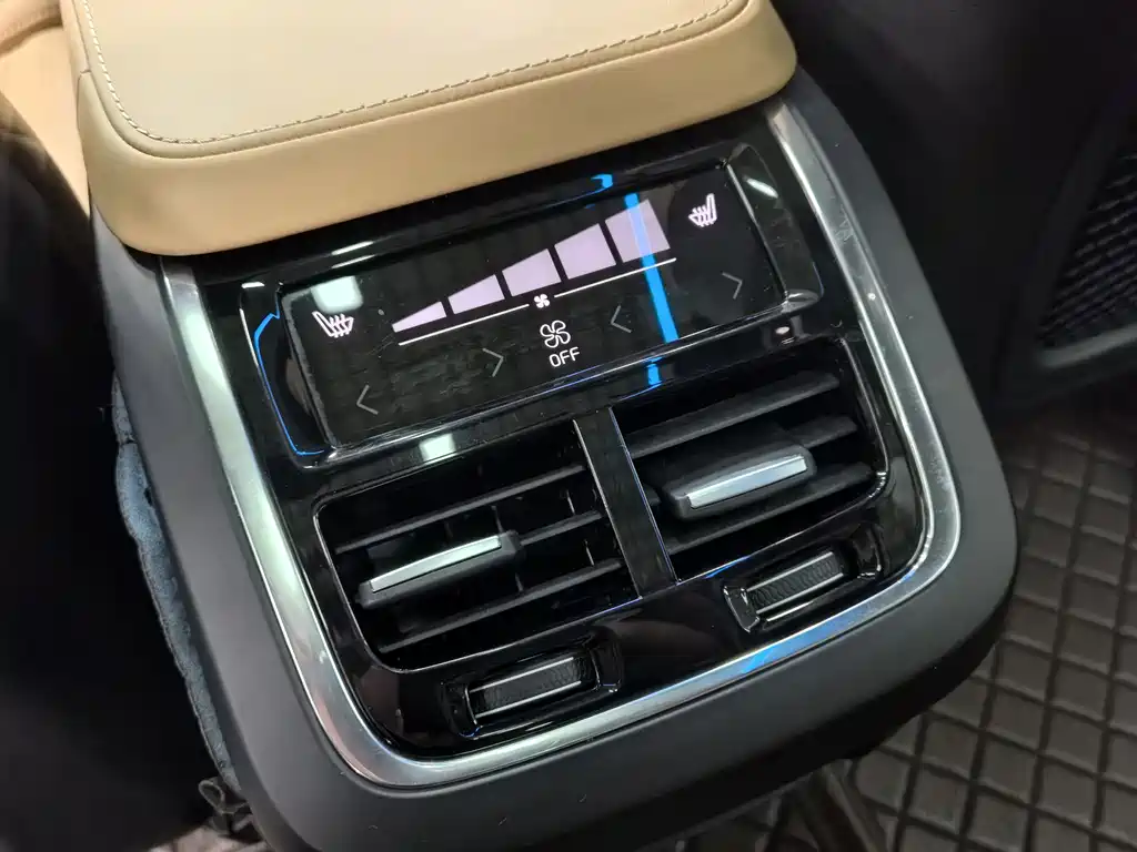 Volvo XC90 2015 — фото 9
