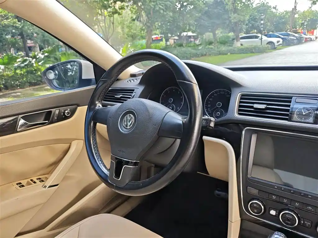 Volkswagen Passat 2012 — фото 10
