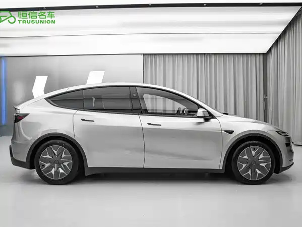 Tesla Model Y L 2026