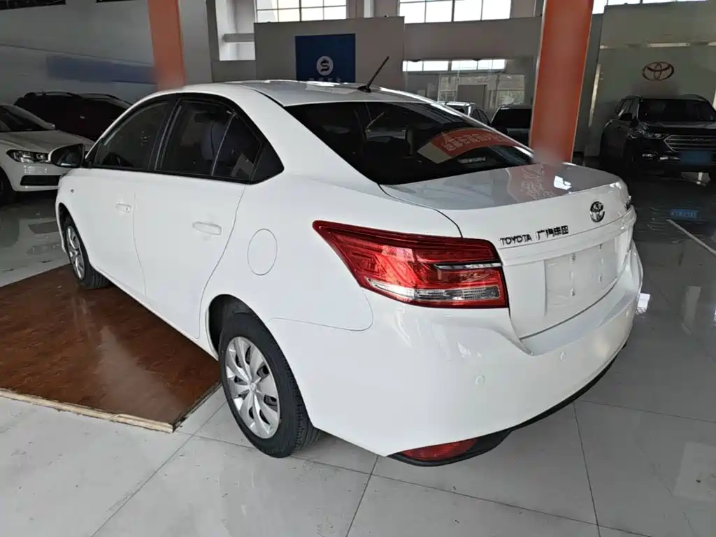 Toyota Yaris L 2021
