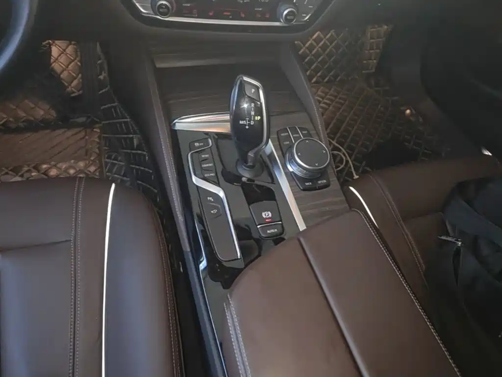 BMW 5 Series 2019 — фото 14