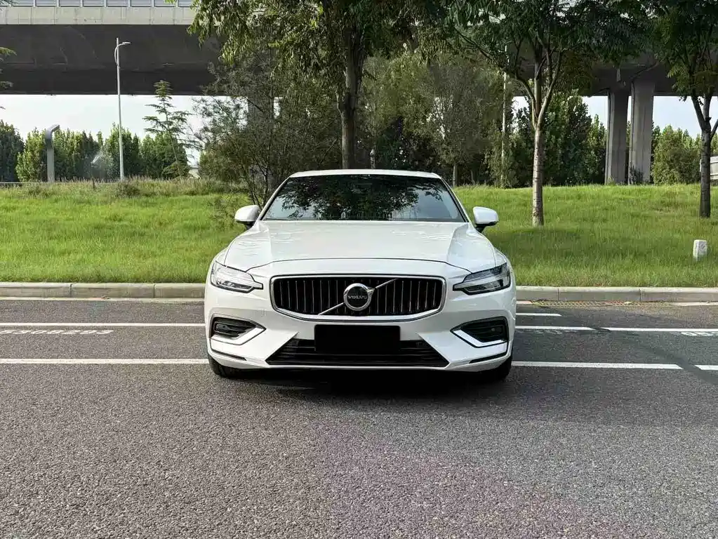 Volvo S60 2025 — фото 1