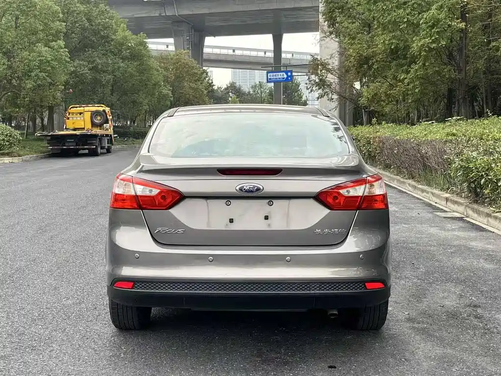 Ford Focus 2014 — фото 12