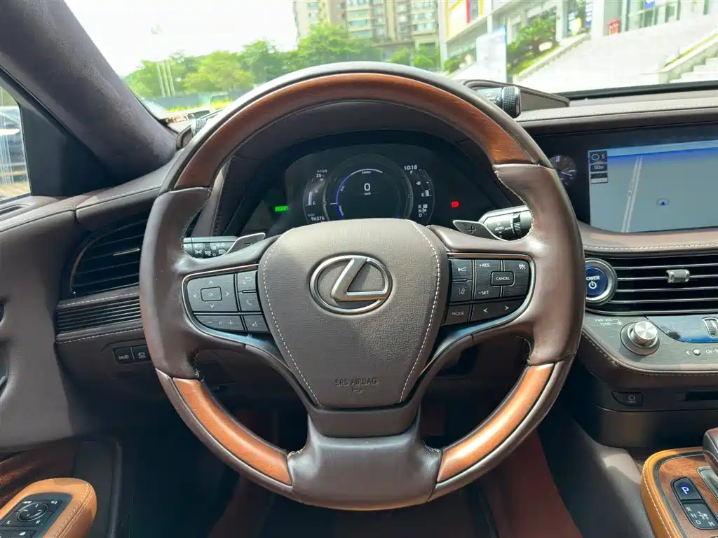 Lexus LS 2018 — фото 19