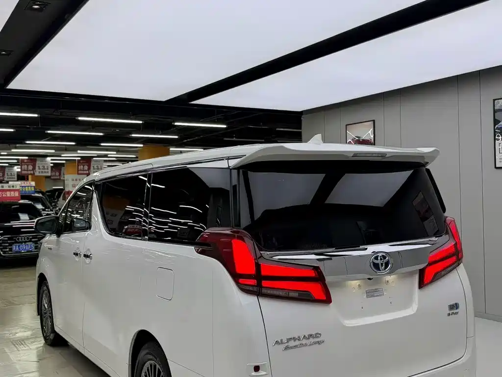Toyota Alphard 2023 — фото 4